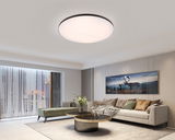 Moderne LED-Deckenleuchte in einem stilvollen Wohnzimmer, von unten betrachtet.