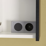 Nahaufnahme eines Steckdosenmoduls in einem Spiegelschrank, seitliche Perspektive