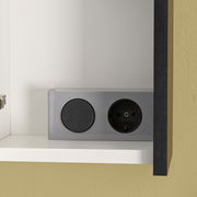 Nahaufnahme eines Steckdosenmoduls in einem Spiegelschrank, seitliche Perspektive