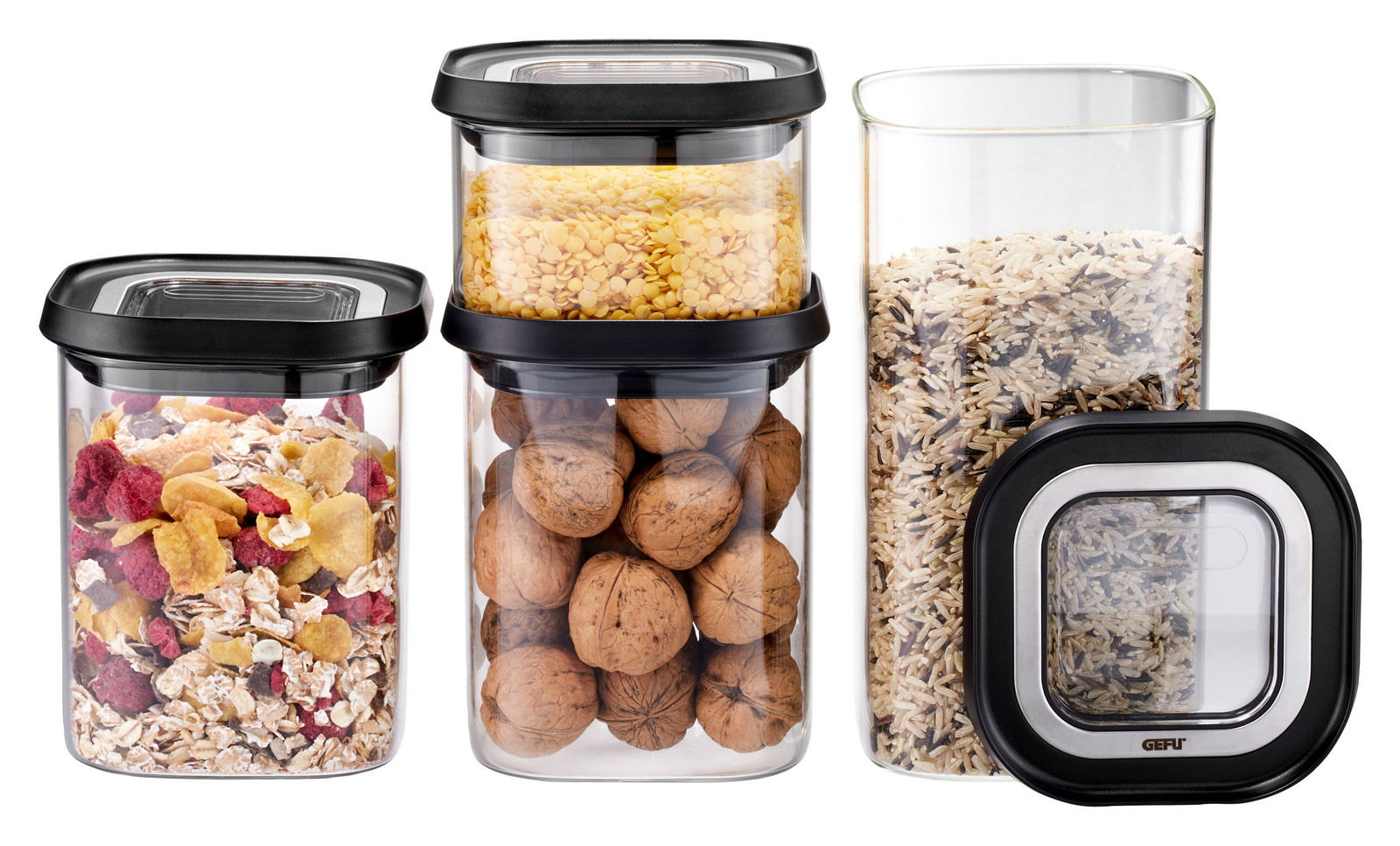 Vorratsdosenset Pantry 4-teilig aus Glas, gefüllt mit Müsli, Linsen, Walnüssen und Reis, aus frontaler Perspektive.