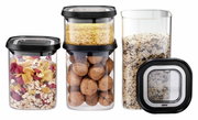 Vorratsdosenset Pantry 4-teilig aus Glas, gefüllt mit Müsli, Linsen, Walnüssen und Reis, aus frontaler Perspektive.