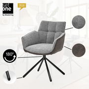 Grauer Armlehnstuhl mit gepolsterter Sitzfläche und Rückenlehne, schwarzem Metallgestell und 180-Grad-Drehfunktion, seitliche Perspektive