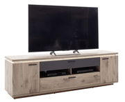 Modernes TV-Lowboard in heller Holzoptik mit schwarzen Fronten, offenen Gerätefächern und Griffen, frontal in leichter Schrägansicht von vorn fotografiert, mit Fernseher auf der Oberplatte.