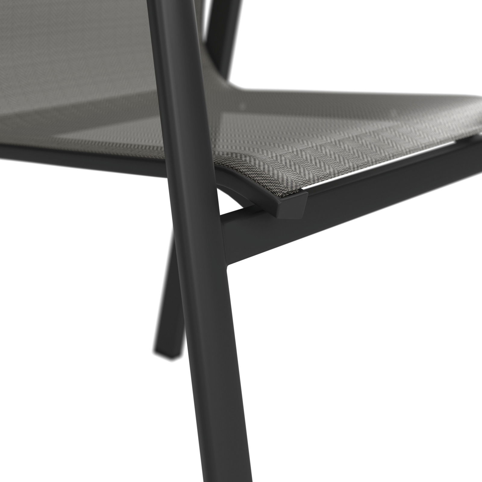 Nahaufnahme eines Stapelstuhls mit schwarzem Metallrahmen und grauer Sitzfläche, seitliche Perspektive