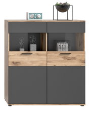Vitrine aus Holz und grauem Material mit zwei Glastüren, dekoriert mit modernen Accessoires, Frontalansicht