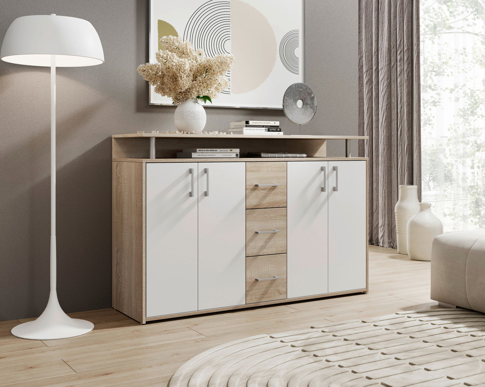 Modernes Sideboard mit Holz- und Weißelementen, frontal fotografiert, dekoriert mit Blumen und Büchern, in einem stilvollen Wohnzimmer.