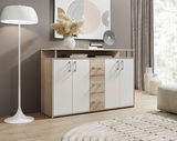 Modernes Sideboard mit Holz- und Weißelementen, frontal fotografiert, dekoriert mit Blumen und Büchern, in einem stilvollen Wohnzimmer.