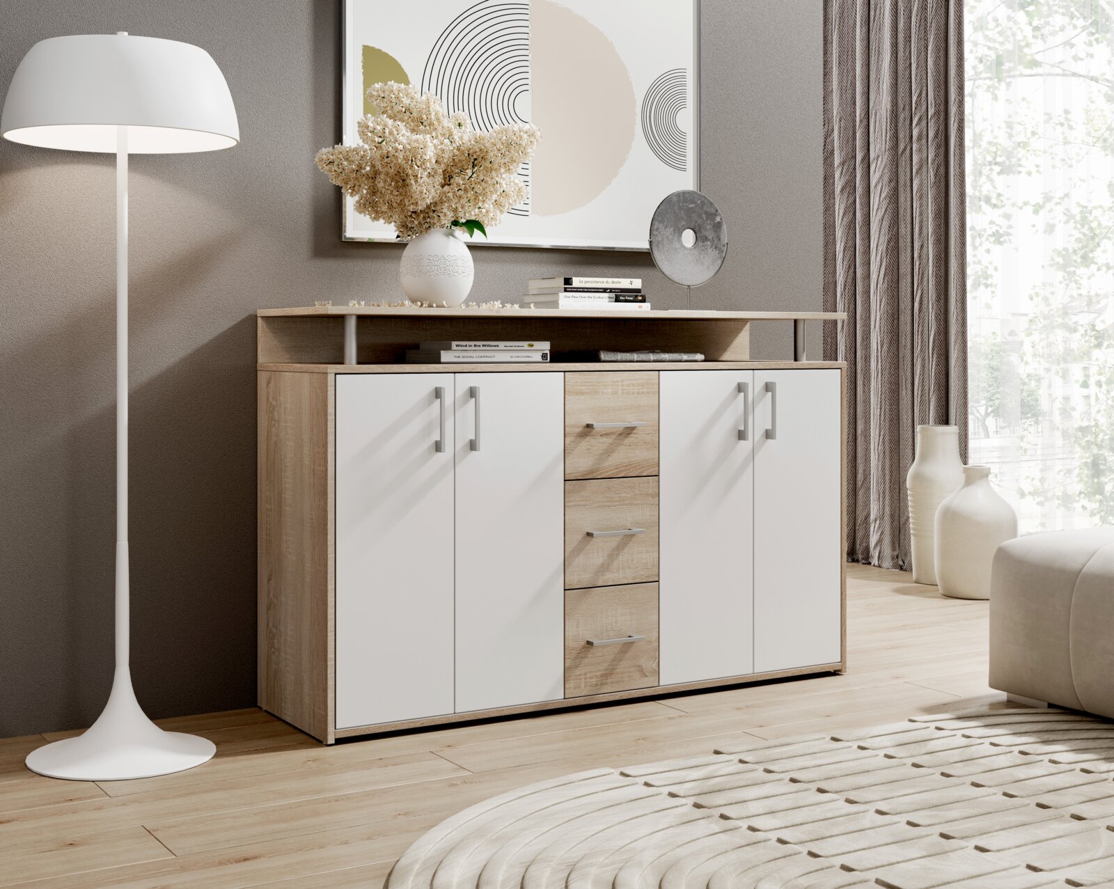 Carryhome Sideboard DRIFT Modernes Sideboard mit Holz- und Weißelementen, frontal fotografiert, dekoriert mit Blumen und Büchern, in einem stilvollen Wohnzimmer.