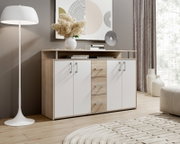 Modern dressoir met houten en witte elementen, gefotografeerd van voren, versierd met bloemen en boeken, in een stijlvolle woonkamer.