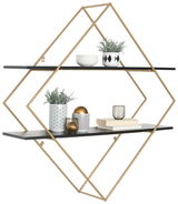 Modernes Wandregal mit geometrischem Metallrahmen in Gold und zwei schwarzen Regalböden, dekoriert mit Pflanzen, Schalen und Büchern, seitliche Perspektive.