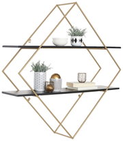 Modernes Wandregal mit geometrischem Metallrahmen in Gold und zwei schwarzen Regalböden, dekoriert mit Pflanzen, Schalen und Büchern, seitliche Perspektive.