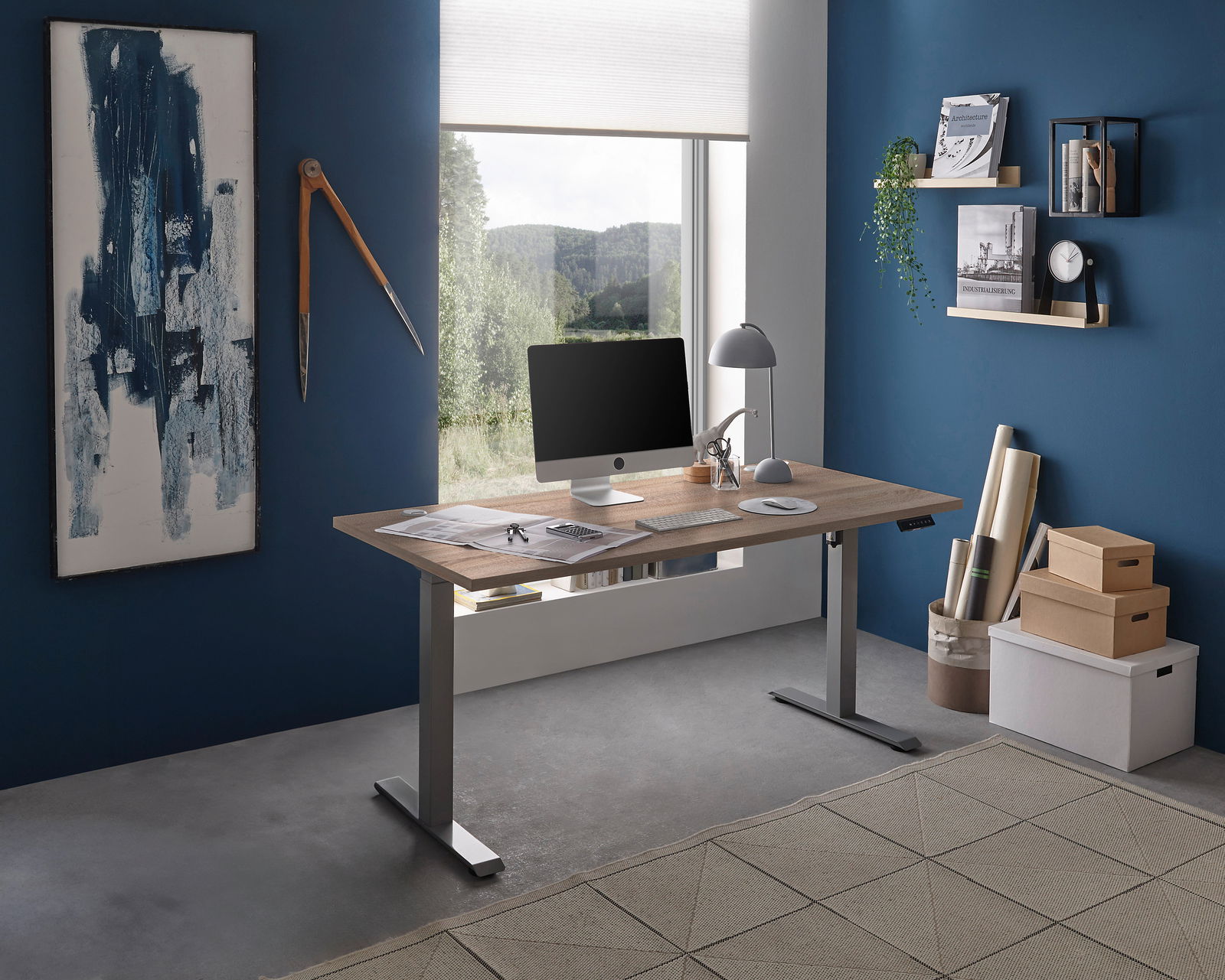 Moderner E-Schreibtisch in einem stilvollen Büro mit blauer Wand, seitliche Perspektive. Der Schreibtisch hat eine Holzoberfläche und silberne Beine, ausgestattet mit einem Computer und Schreibtischlampe.