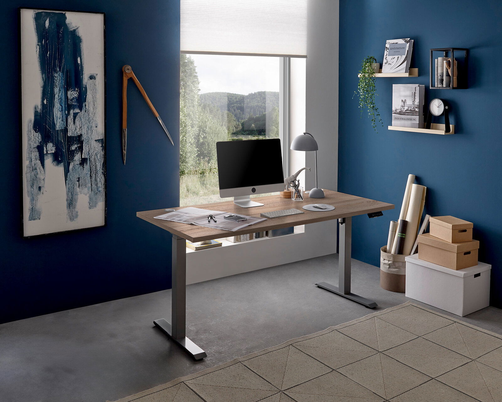 Moderner E-Schreibtisch in einem stilvollen Büro mit blauer Wand, seitliche Perspektive. Der Schreibtisch hat eine Holzoberfläche und silberne Beine, ausgestattet mit einem Computer und Schreibtischlampe.