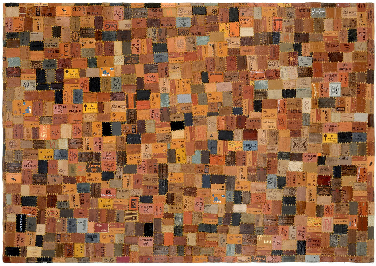 OCI Lederteppich LABELTEPPICH Lederteppich aus verschiedenen, bunt bedruckten Lederetiketten in einer Draufsicht.