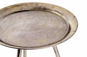 Nahaufnahme eines runden, metallischen Beistelltisches mit antikem Finish, von oben betrachtet.