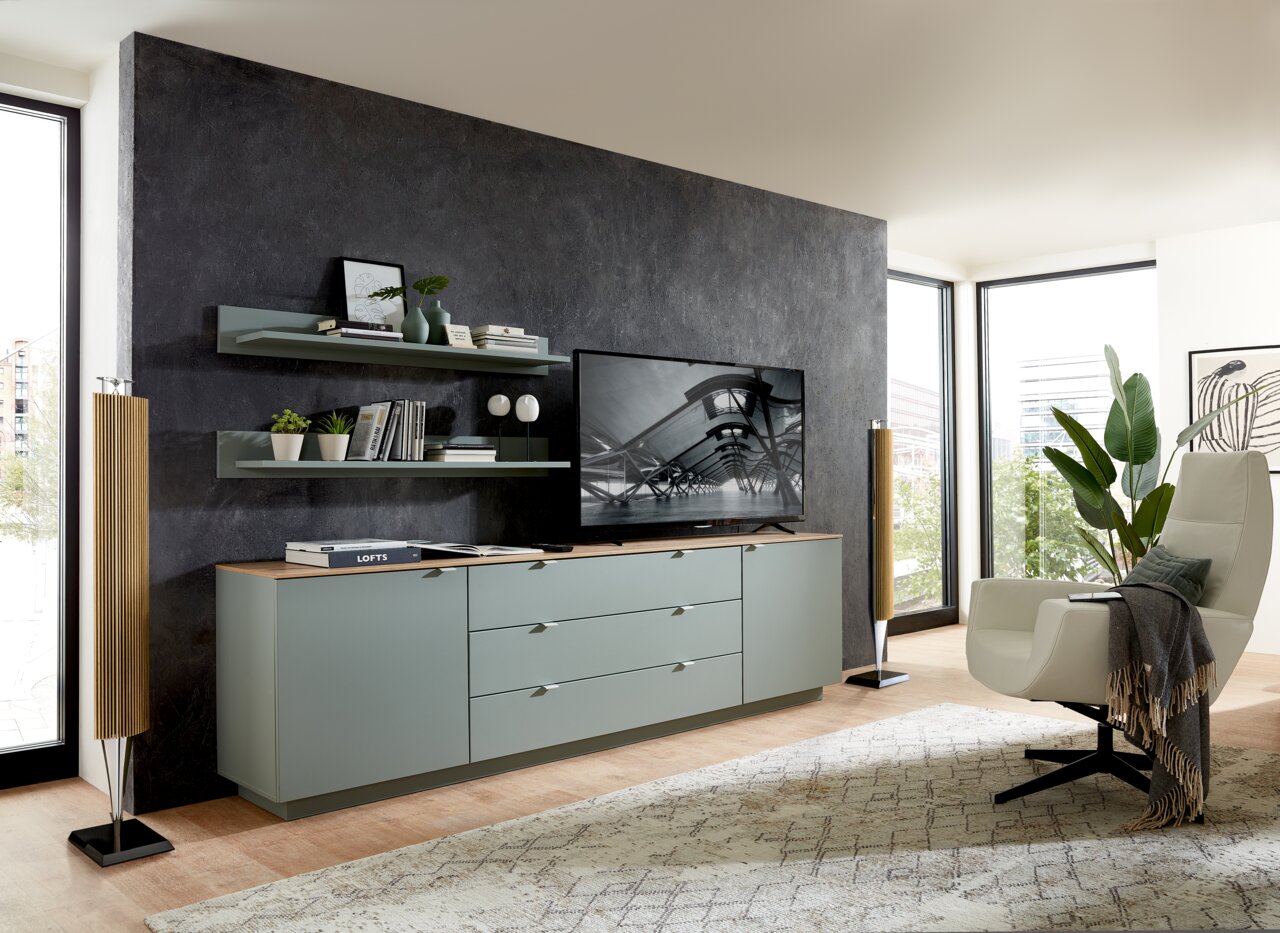 Modernes TV-Sideboard in einem stilvollen Wohnzimmer, seitliche Perspektive.