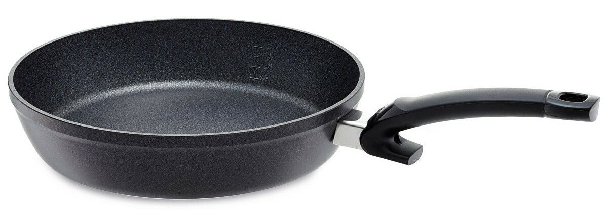 Pfanne Adamant Comfort 24cm, seitliche Perspektive, schwarze Antihaftbeschichtung, ergonomischer Griff