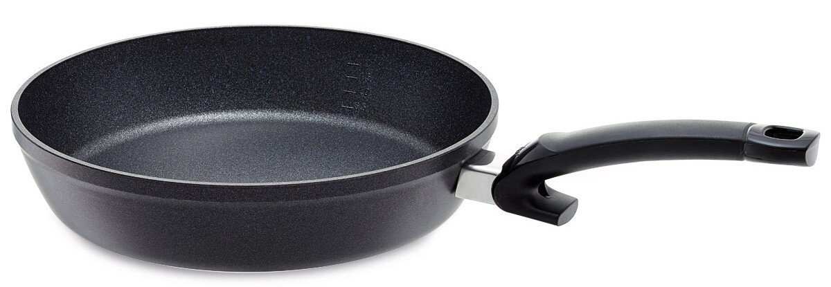 Pfanne Adamant Comfort 24cm, seitliche Perspektive, schwarze Antihaftbeschichtung, ergonomischer Griff
