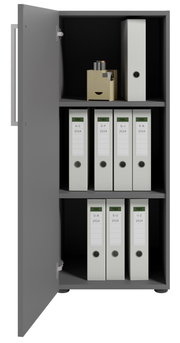 Grauer Aktenschrank mit geöffneter Tür, gefüllt mit Ordnern und einem Stiftehalter, Frontalansicht