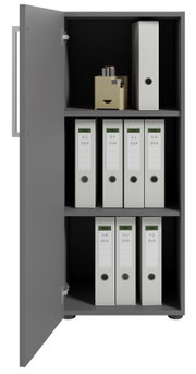Grauer Aktenschrank mit geöffneter Tür, gefüllt mit Ordnern und einem Stiftehalter, Frontalansicht