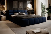 Modernes Polsterbett in einem stilvollen Schlafzimmer, seitliche Perspektive mit eleganter Dekoration und natürlichem Licht.
