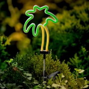 Solarbetriebene Stabbeleuchtung in Form einer Palme, seitliche Perspektive im Garten platziert.