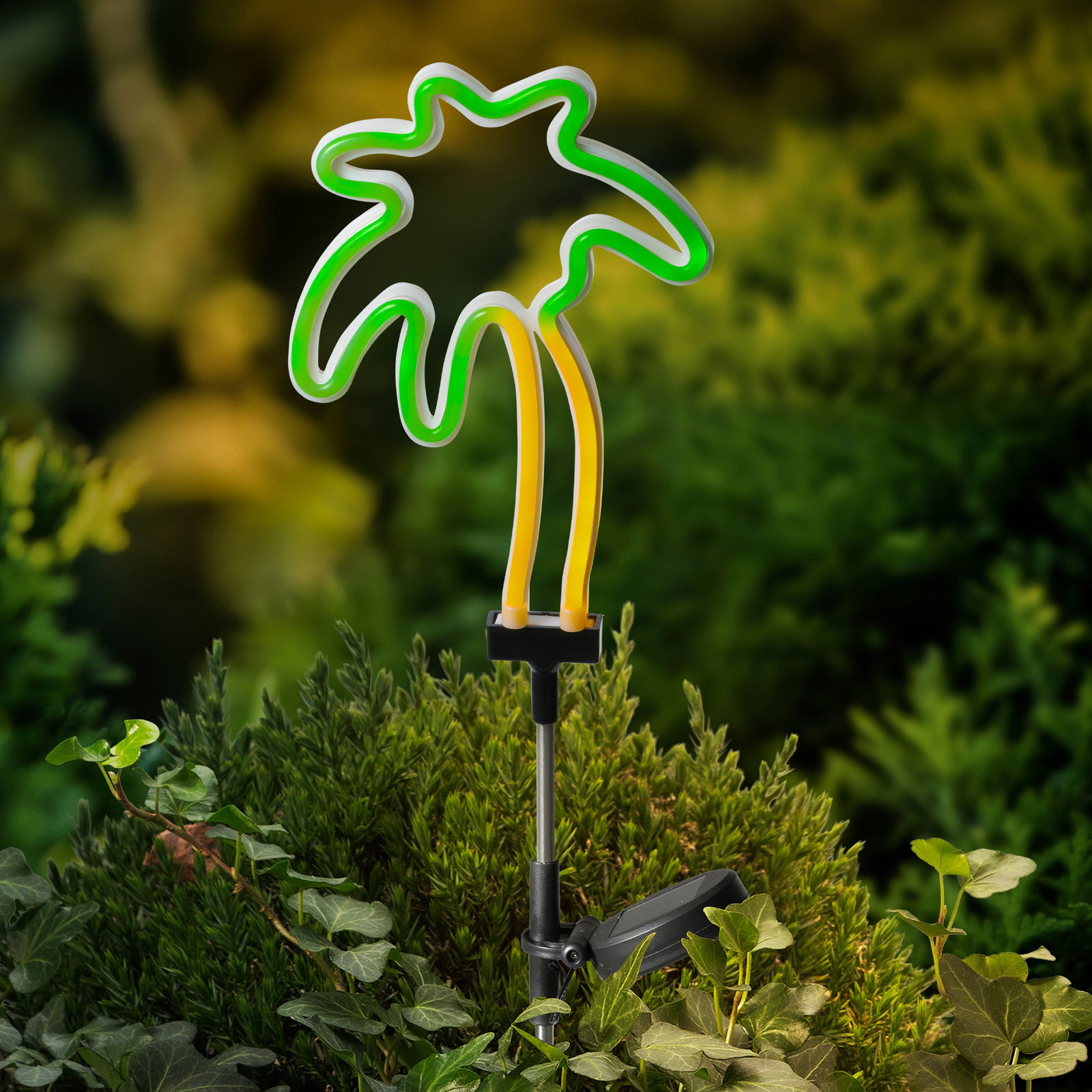 Lumineo Solar Stabbeleuchtung Solarbetriebene Stabbeleuchtung in Form einer Palme, seitliche Perspektive im Garten platziert.