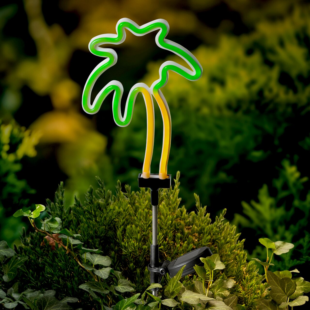 Lumineo Solar Stabbeleuchtung Solarbetriebene Stabbeleuchtung in Form einer Palme, seitliche Perspektive im Garten platziert.
