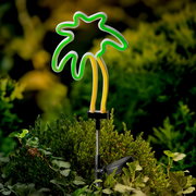 Solarbetriebene Stabbeleuchtung in Form einer Palme, seitliche Perspektive im Garten platziert.