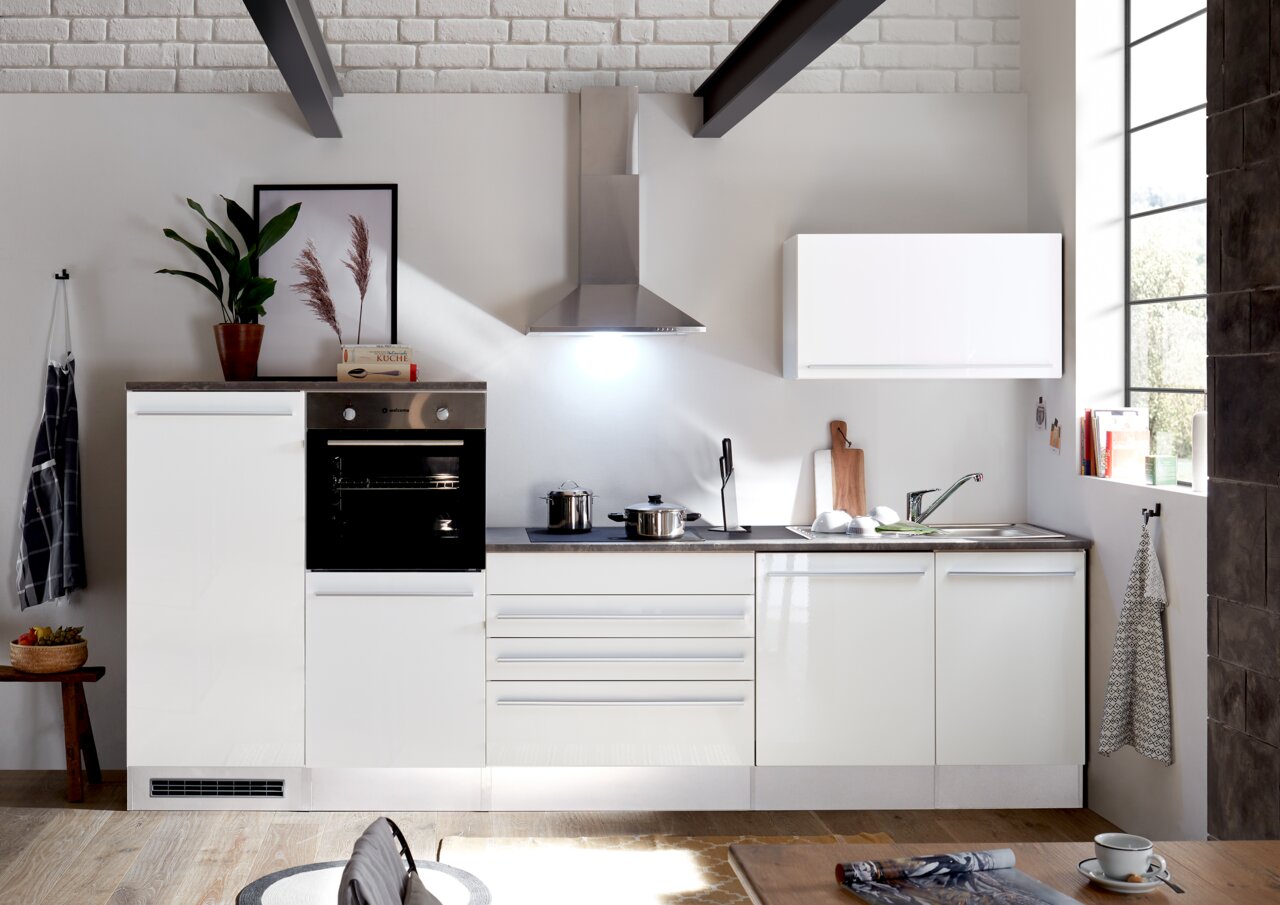 Moderne Küchenzeile in Weiß mit integriertem Backofen, Dunstabzugshaube und Spüle, seitliche Perspektive.
