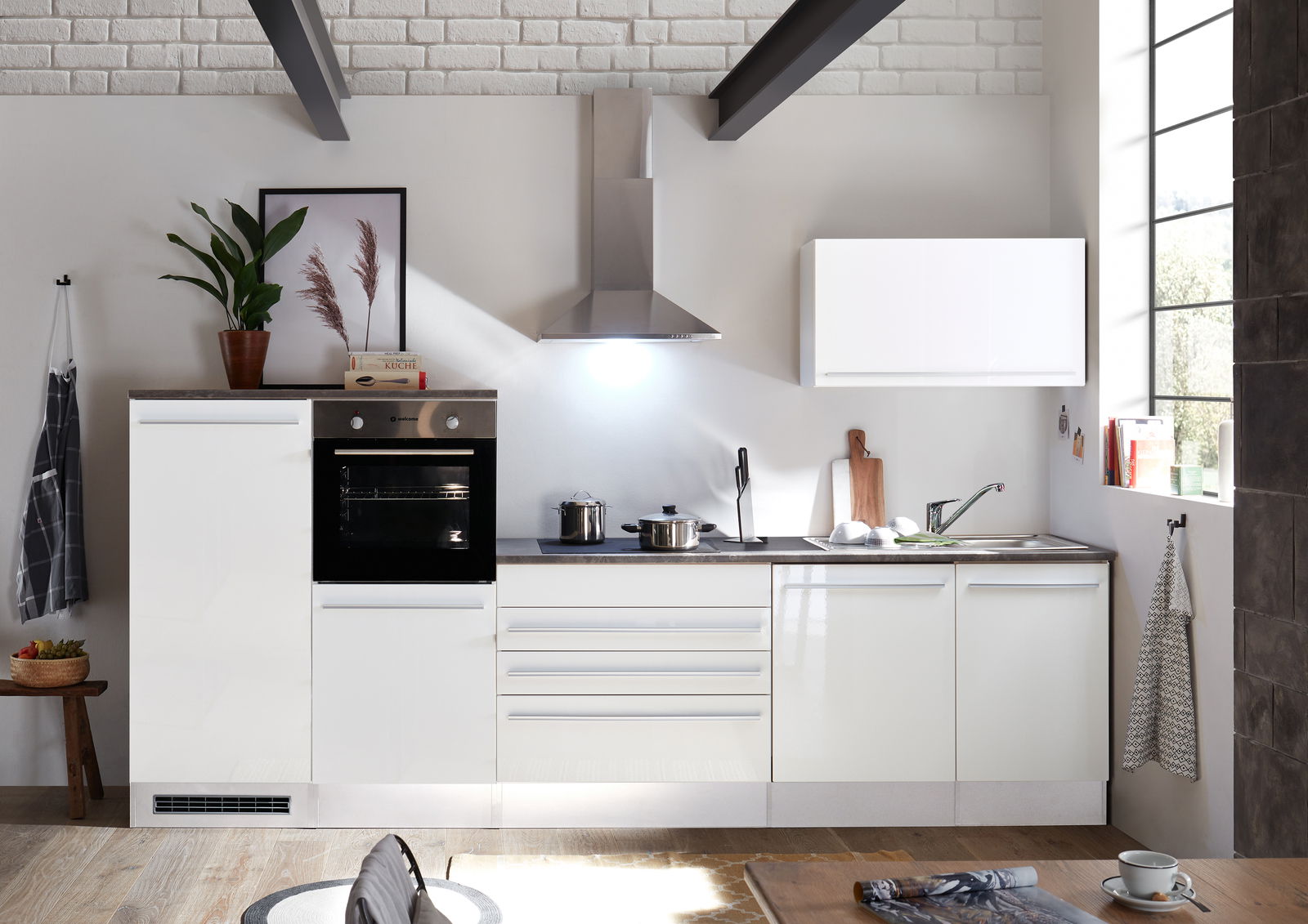 Moderne Küchenzeile in Weiß mit integriertem Backofen, Dunstabzugshaube und Spüle, seitliche Perspektive.