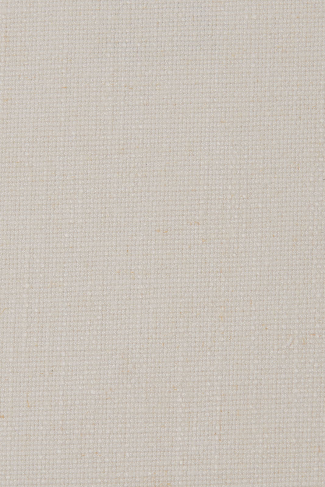 Nahaufnahme eines cremefarbenen Stoffes mit feiner Webstruktur, verwendet für einen zylindrischen Lampenschirm. Draufsicht.