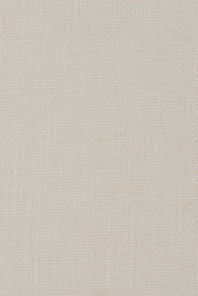 Nahaufnahme eines cremefarbenen Stoffes mit feiner Webstruktur, verwendet für einen zylindrischen Lampenschirm. Draufsicht.