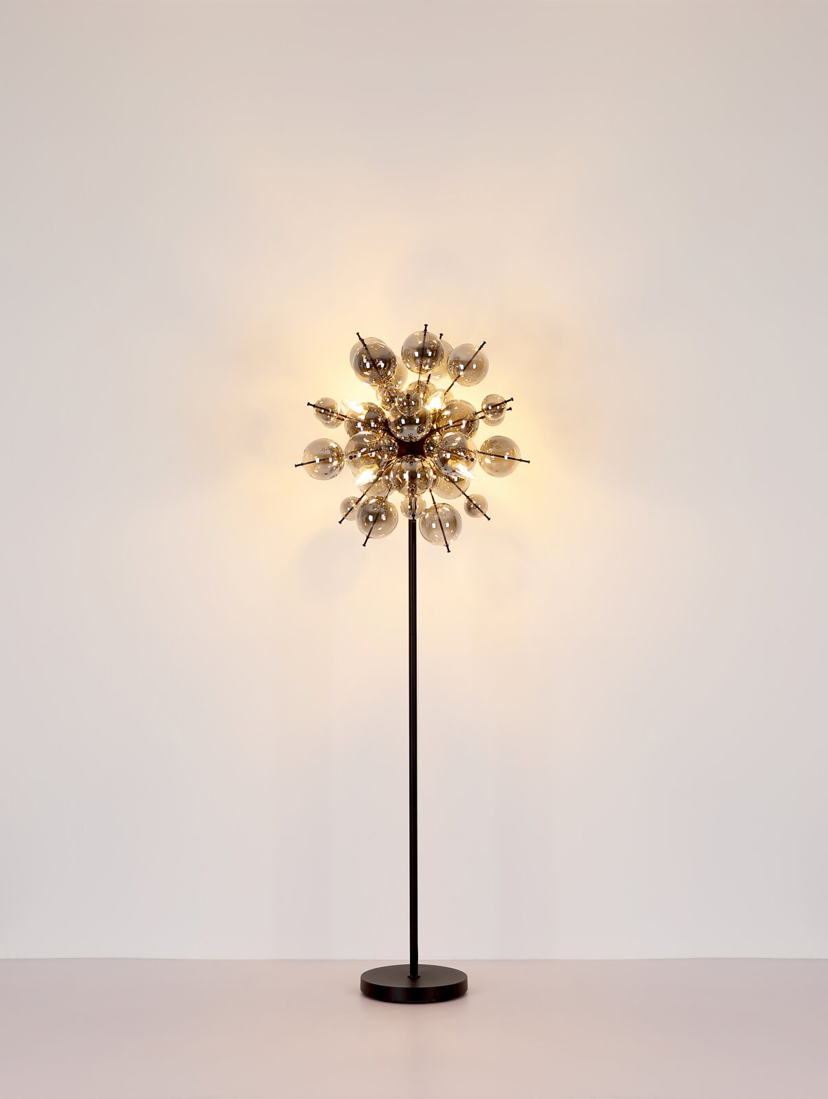 Moderne Stehleuchte mit kugelförmigem Design, frontal abgebildet, auf schwarzem Ständer.