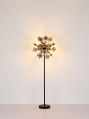 Moderne Stehleuchte mit kugelförmigem Design, frontal abgebildet, auf schwarzem Ständer.