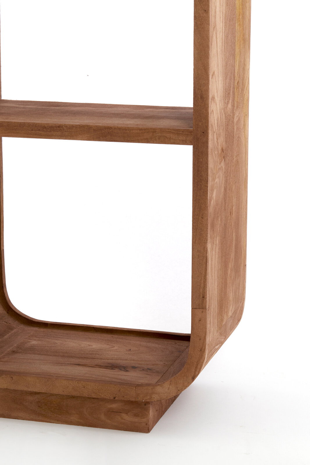 Nahaufnahme eines hölzernen Standregals mit abgerundeten Ecken, seitliche Perspektive