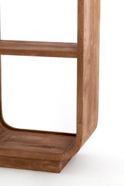 Nahaufnahme eines hölzernen Standregals mit abgerundeten Ecken, seitliche Perspektive