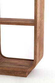 Nahaufnahme eines hölzernen Standregals mit abgerundeten Ecken, seitliche Perspektive