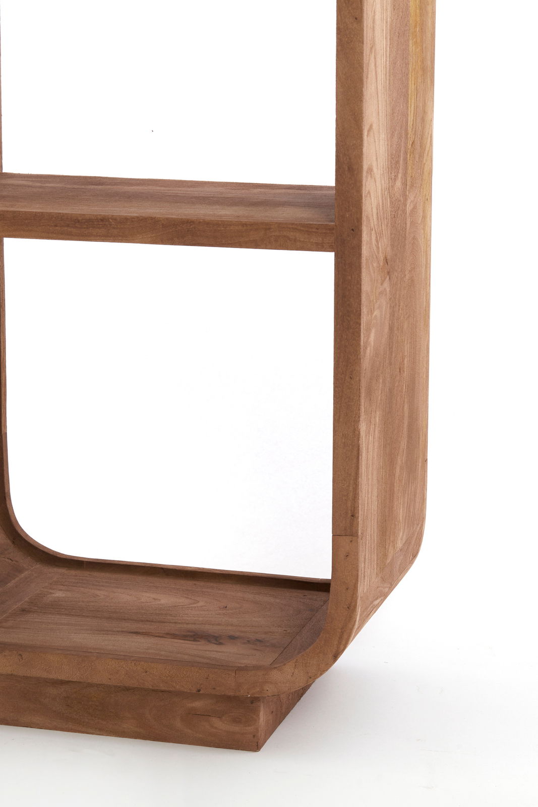 Nahaufnahme eines hölzernen Standregals mit abgerundeten Ecken, seitliche Perspektive