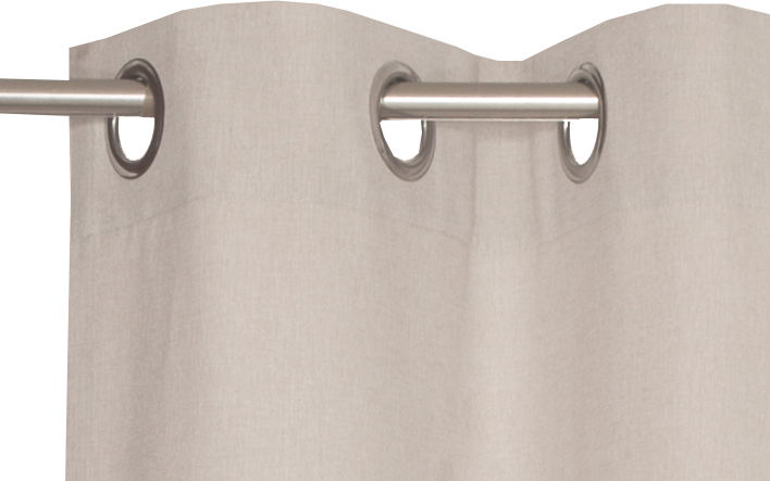 Nahaufnahme eines beigen Ösenschals mit Metallösen, aufgehängt an einer Gardinenstange.