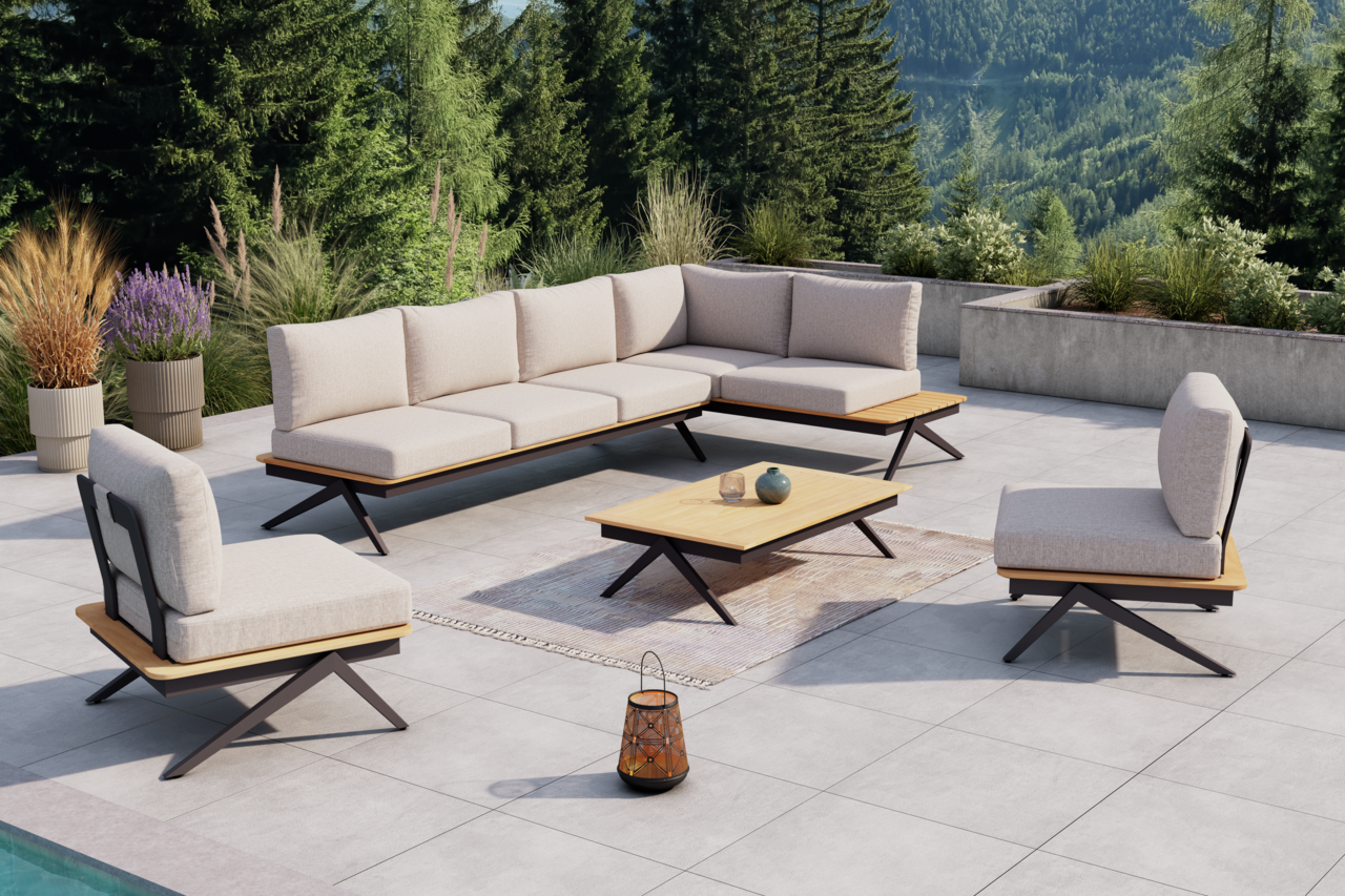 Moderne Loungegarnitur auf einer Terrasse mit Blick auf bewaldete Berge, bestehend aus einem Ecksofa, zwei Sesseln und einem Couchtisch, alle mit hellen Polstern und Holzdetails.