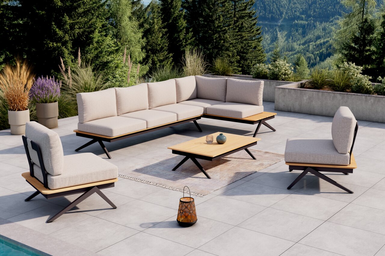 Amatio Loungeset AVALON Een moderne loungeset op een terras met uitzicht op beboste bergen, bestaande uit een hoekbank, twee fauteuils en een salontafel, allemaal met lichte bekleding en houten details.