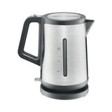 Silberner Wasserkocher mit schwarzem Griff, seitliche Ansicht, zeigt Wasserstandsanzeige und Markenlogo.