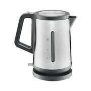 Silberner Wasserkocher mit schwarzem Griff, seitliche Ansicht, zeigt Wasserstandsanzeige und Markenlogo.