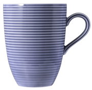 Blauer Becher mit Henkel, seitliche Perspektive, horizontale Streifen