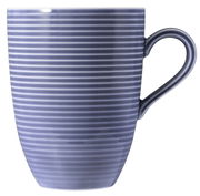 Blauer Becher mit Henkel, seitliche Perspektive, horizontale Streifen