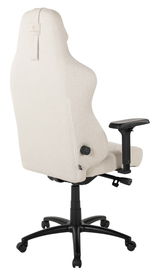 Rückansicht eines beigen Gaming-Stuhls mit verstellbaren Armlehnen und schwarzem Fußkreuz.