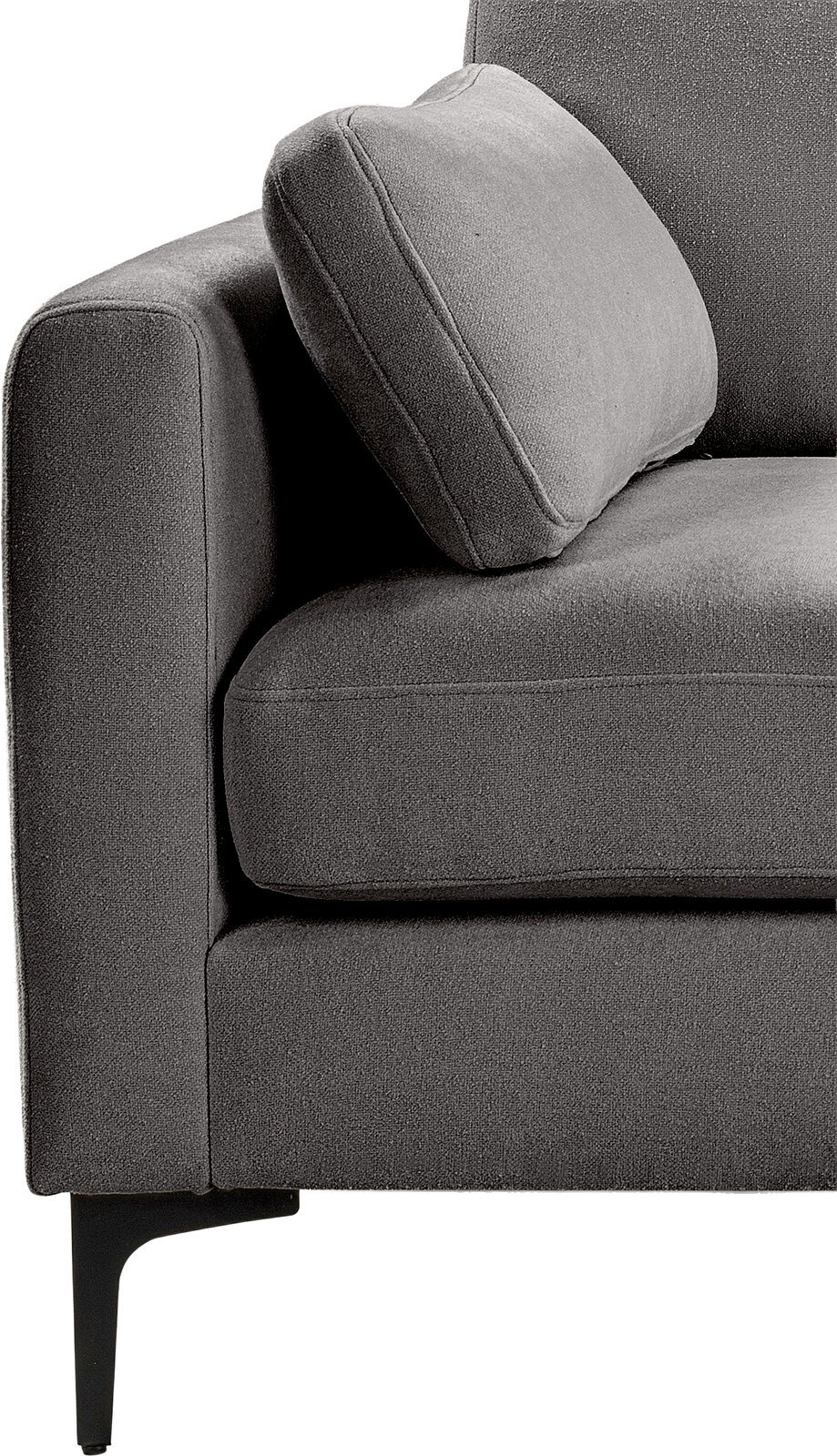 Nahaufnahme eines grauen Stoffsofas mit Armlehne, Sitzpolster und schräg angelehntem Rückenkissen, Seitenansicht von links