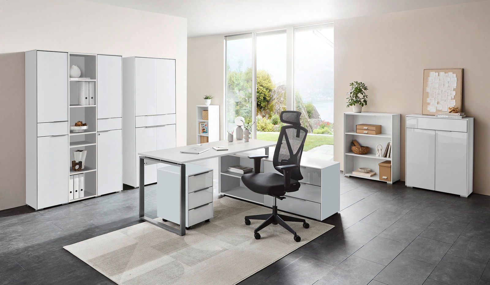 Moderner Drehstuhl in einem stilvollen Büro, seitliche Perspektive