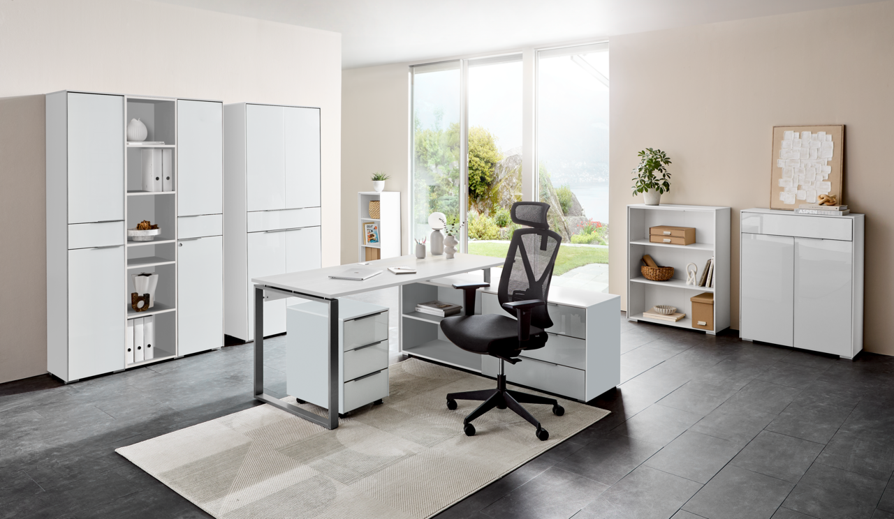 Moderner Drehstuhl in einem stilvollen Büro, seitliche Perspektive